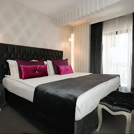 Pera Hotel *