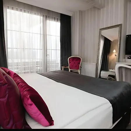 Pera Hotel *